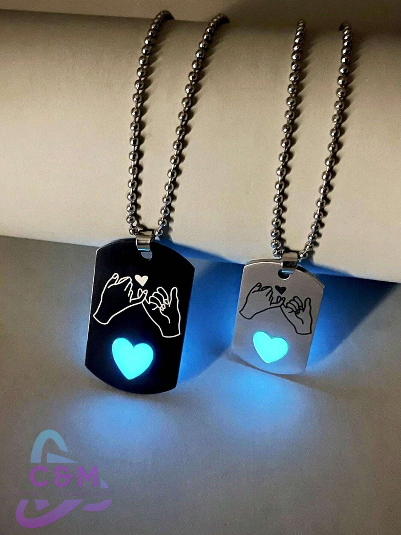 INV CADENA PAREJA CORAZON NEON METAL MANOS ENTRELAZADAS C29